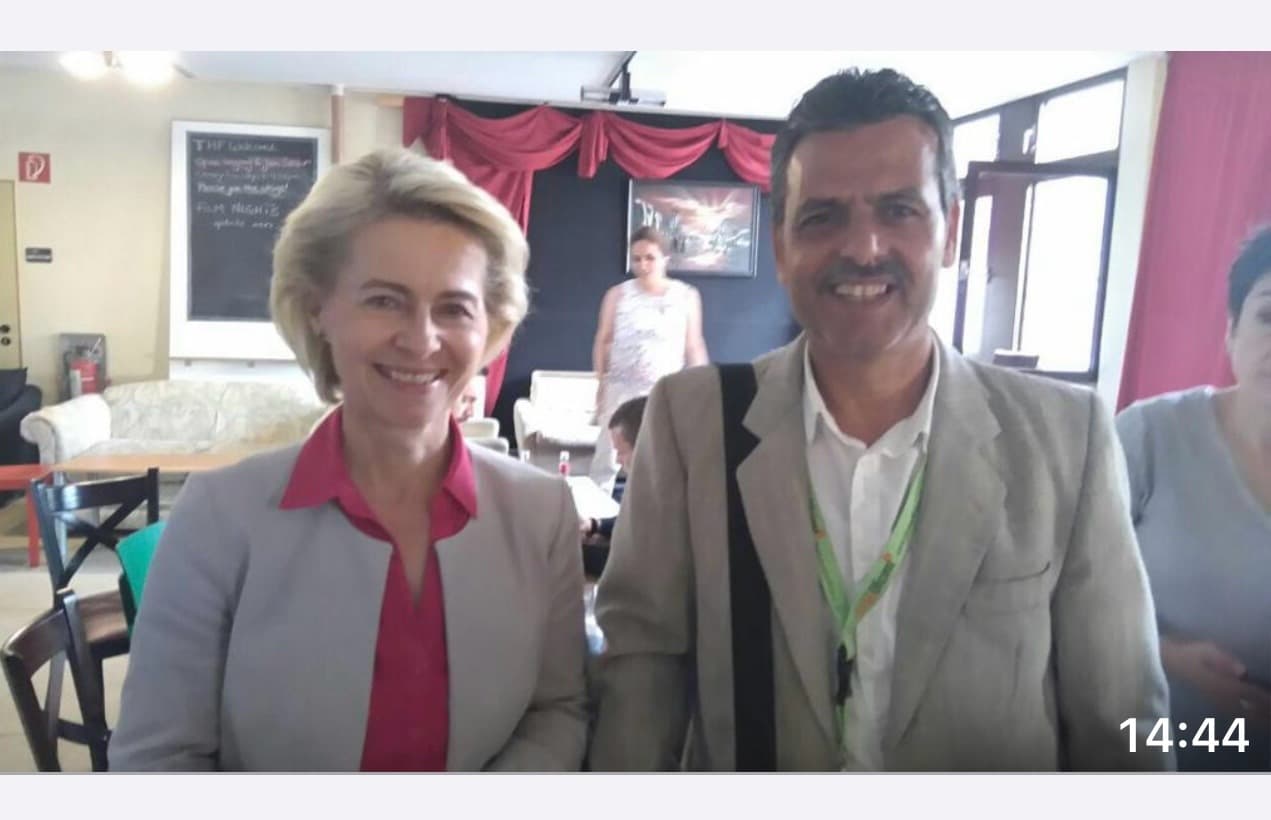 Mohamad Hmede mit Ursula von der Leyen in Tempelhof